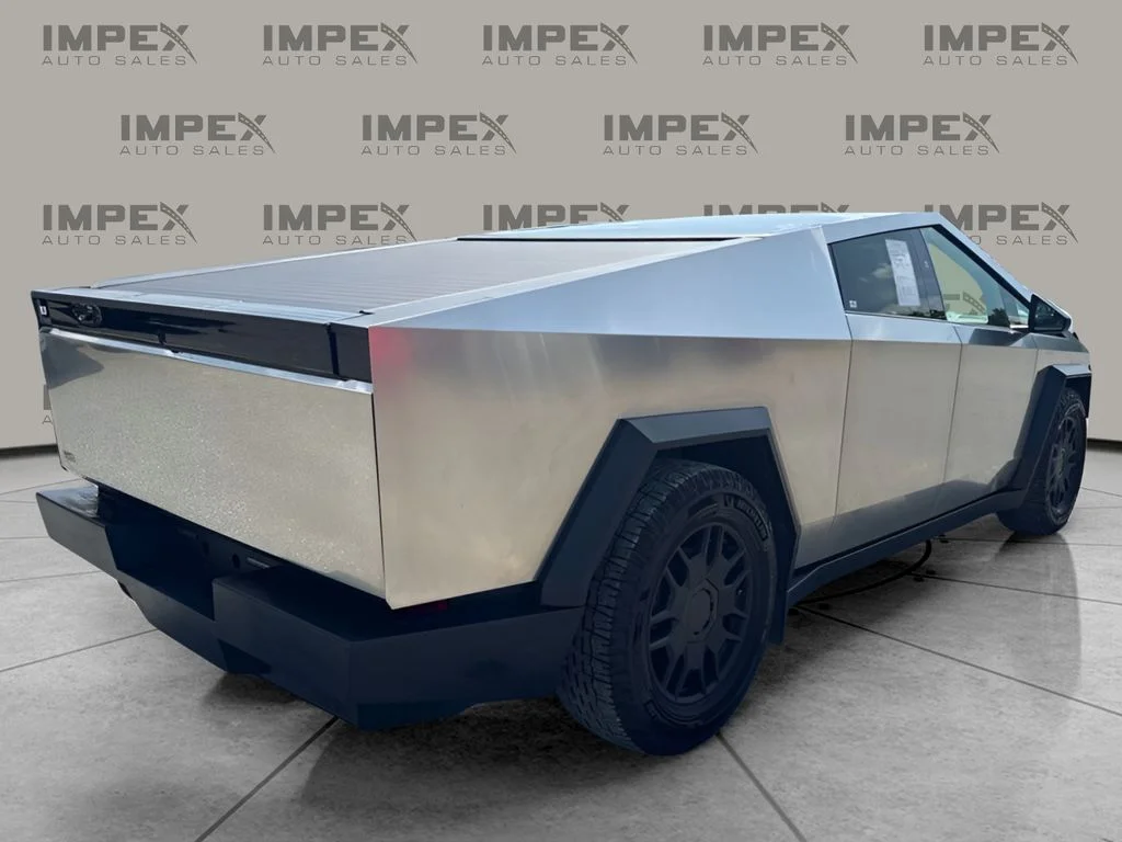 Used 2024  Tesla Base image 5