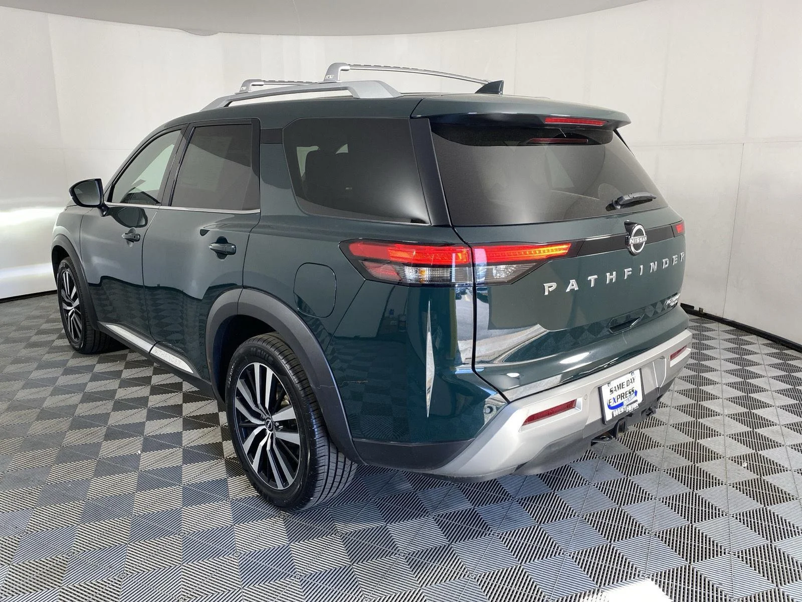 Used 2023 Obsidian Green Pearl Nissan Platinum image 5