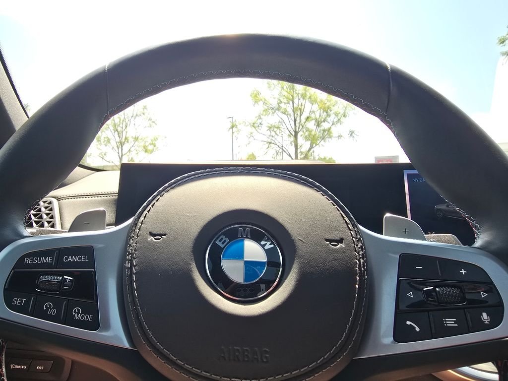 Used 2025 Gray Metallic BMW M60i image 28