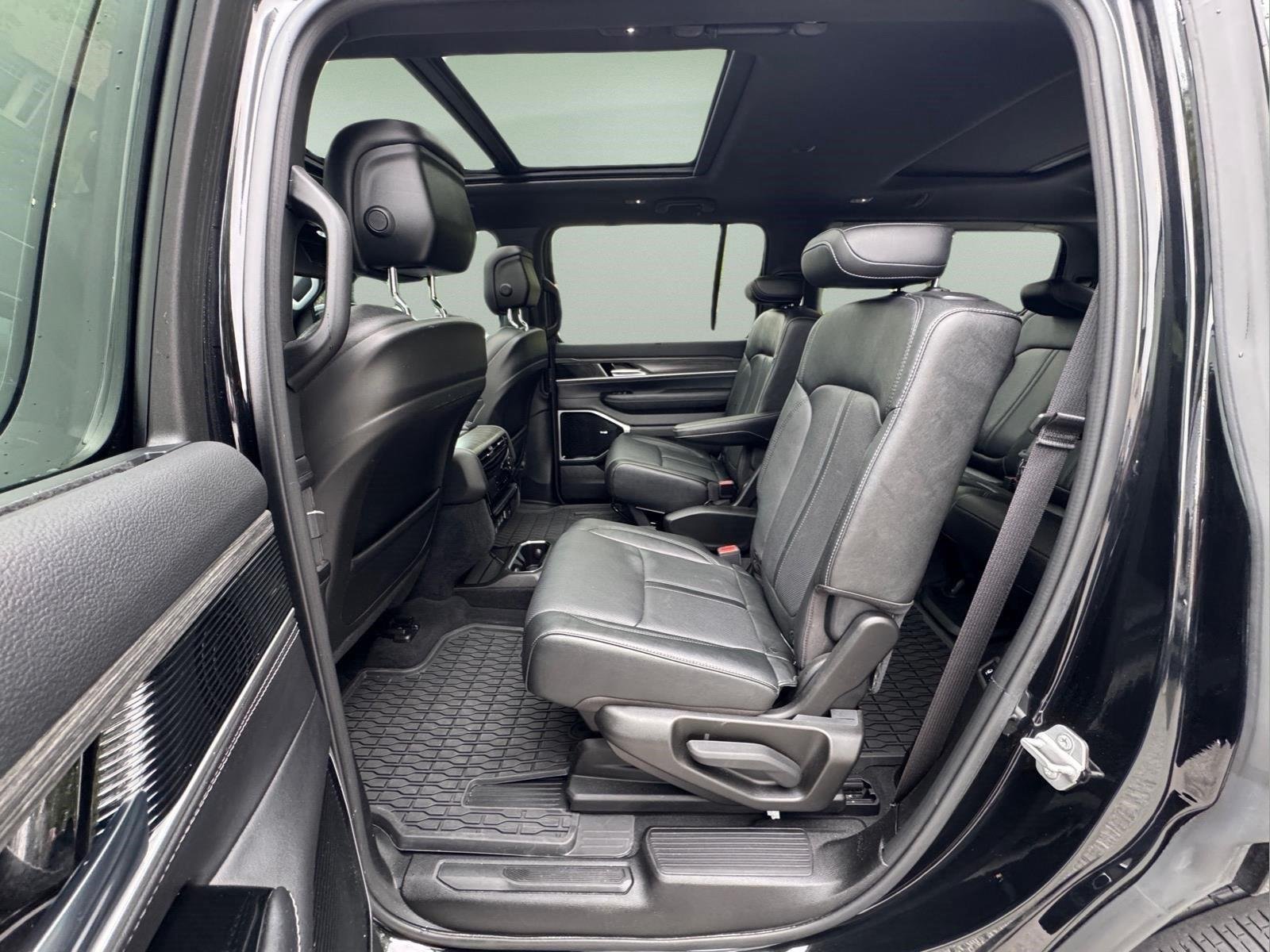 Used 2023 Diamond Black Crystal Pearlcoat Jeep Series III image 15