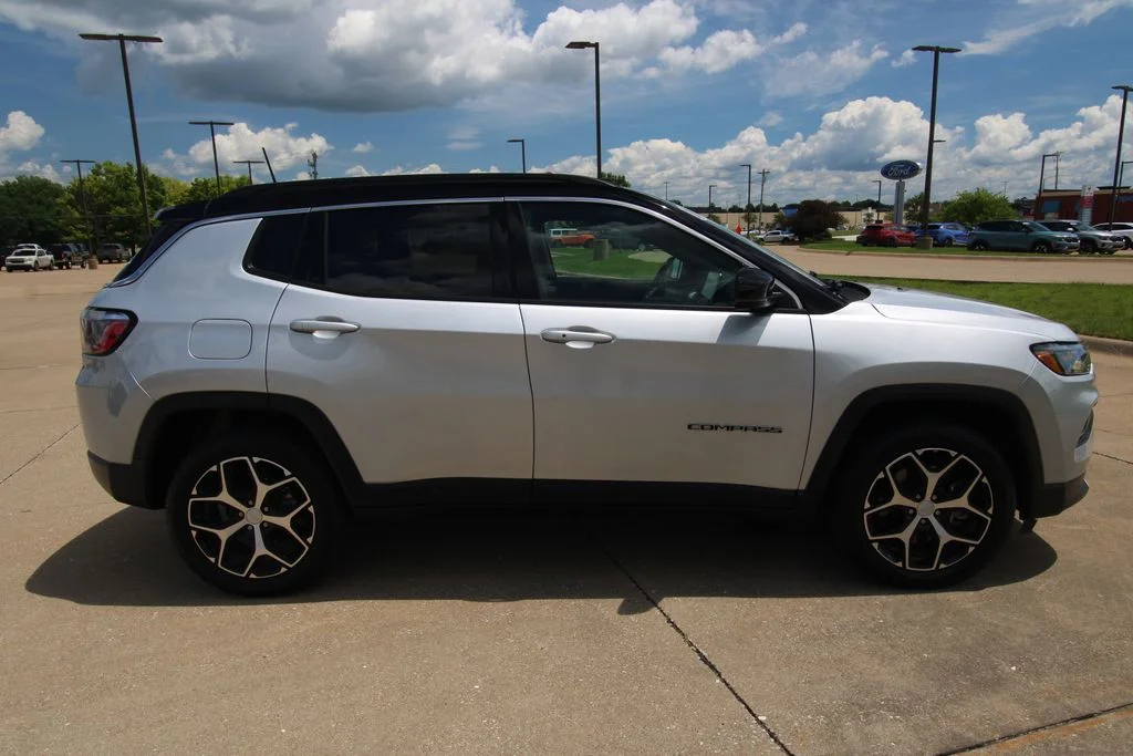 Used 2024 Silver Zynith Jeep Limited image 4