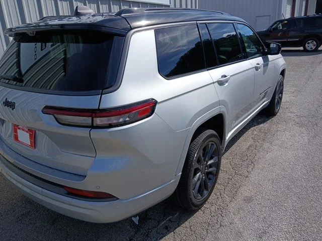 New 2026 Silver Zynith Exterior Paint Jeep Limited Reserve image 3