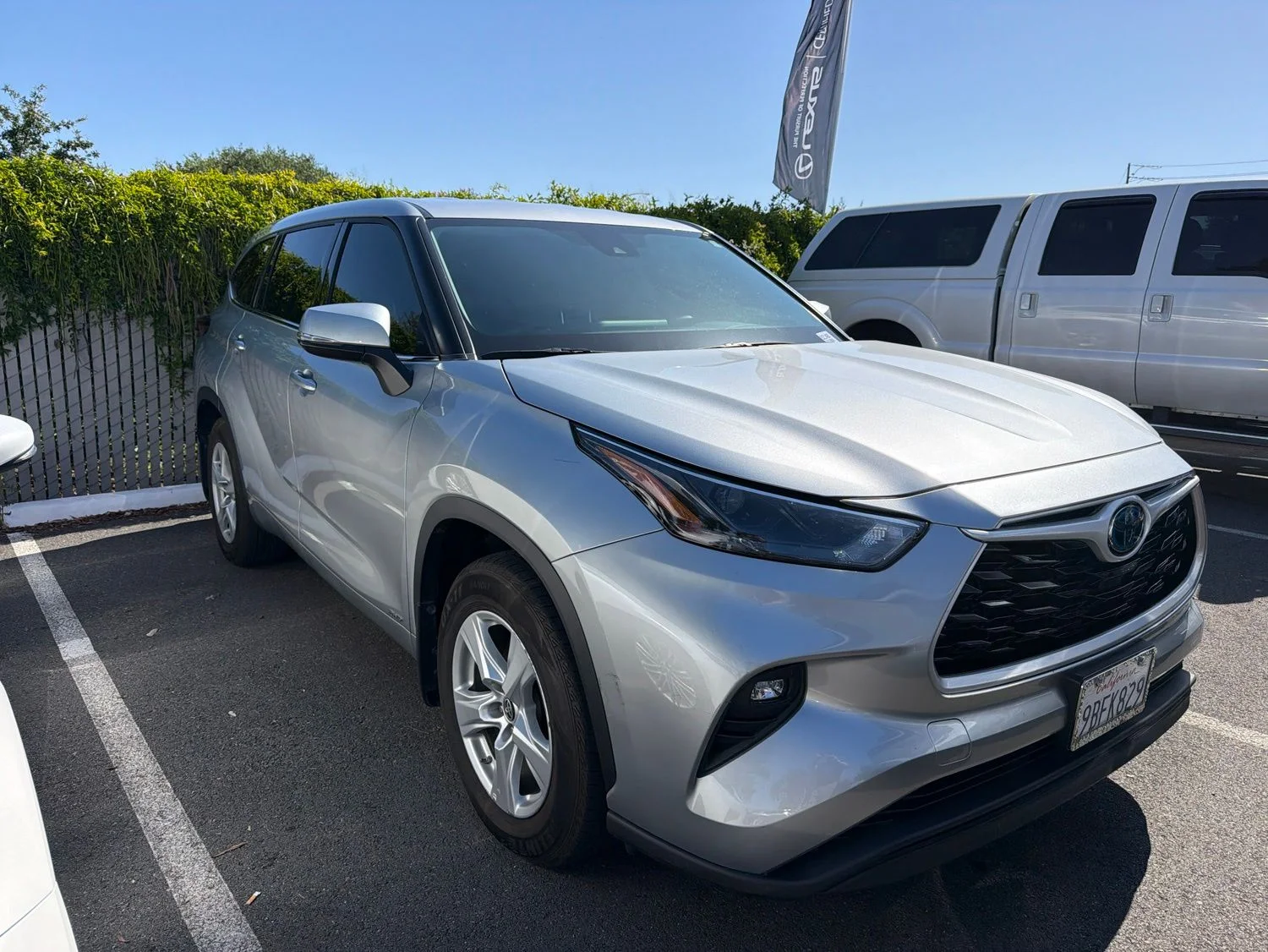 2022 Toyota Highlander LE Hybrid 4x4's photo