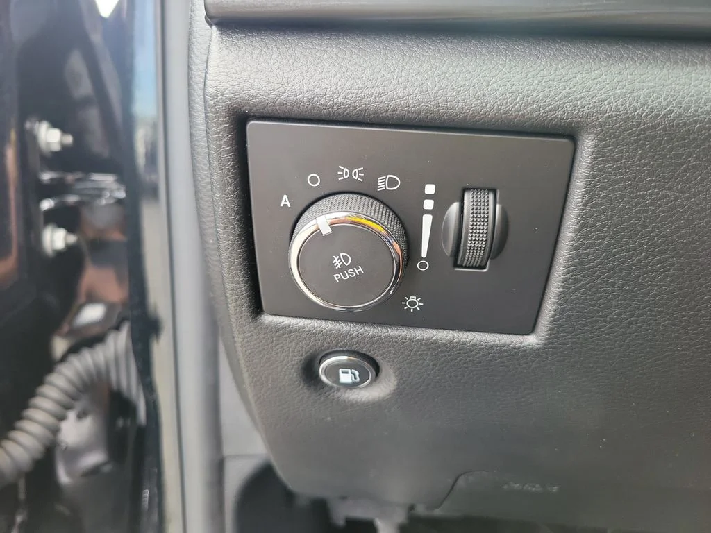 Used 2020 Black Jeep Altitude image 26