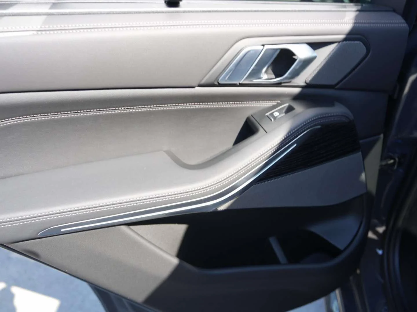 New 2026 Dravit Grey Metallic BMW xDrive40i image 9