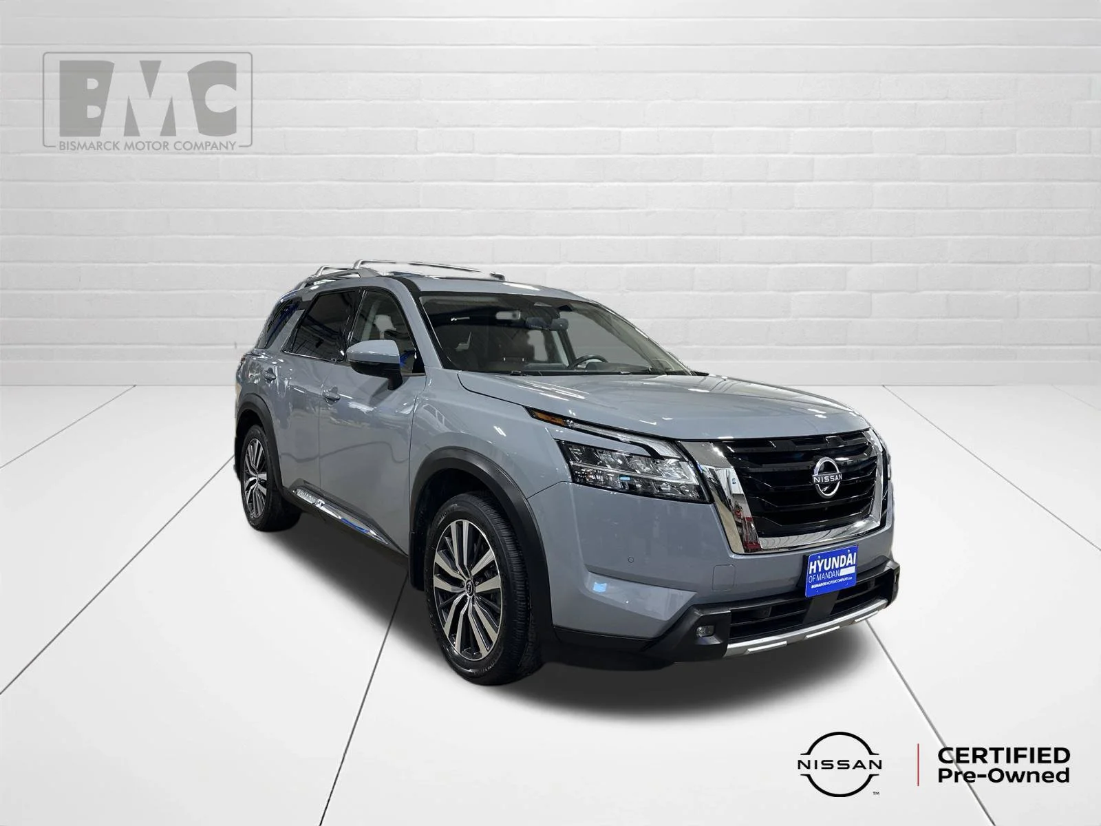 Used 2022 Gray Nissan Platinum image 2