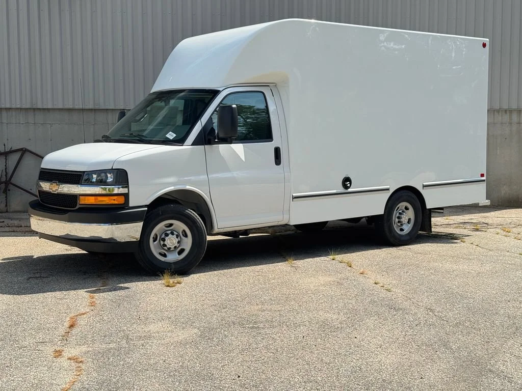 New 2026 Summit White Chevrolet 1WT image 2
