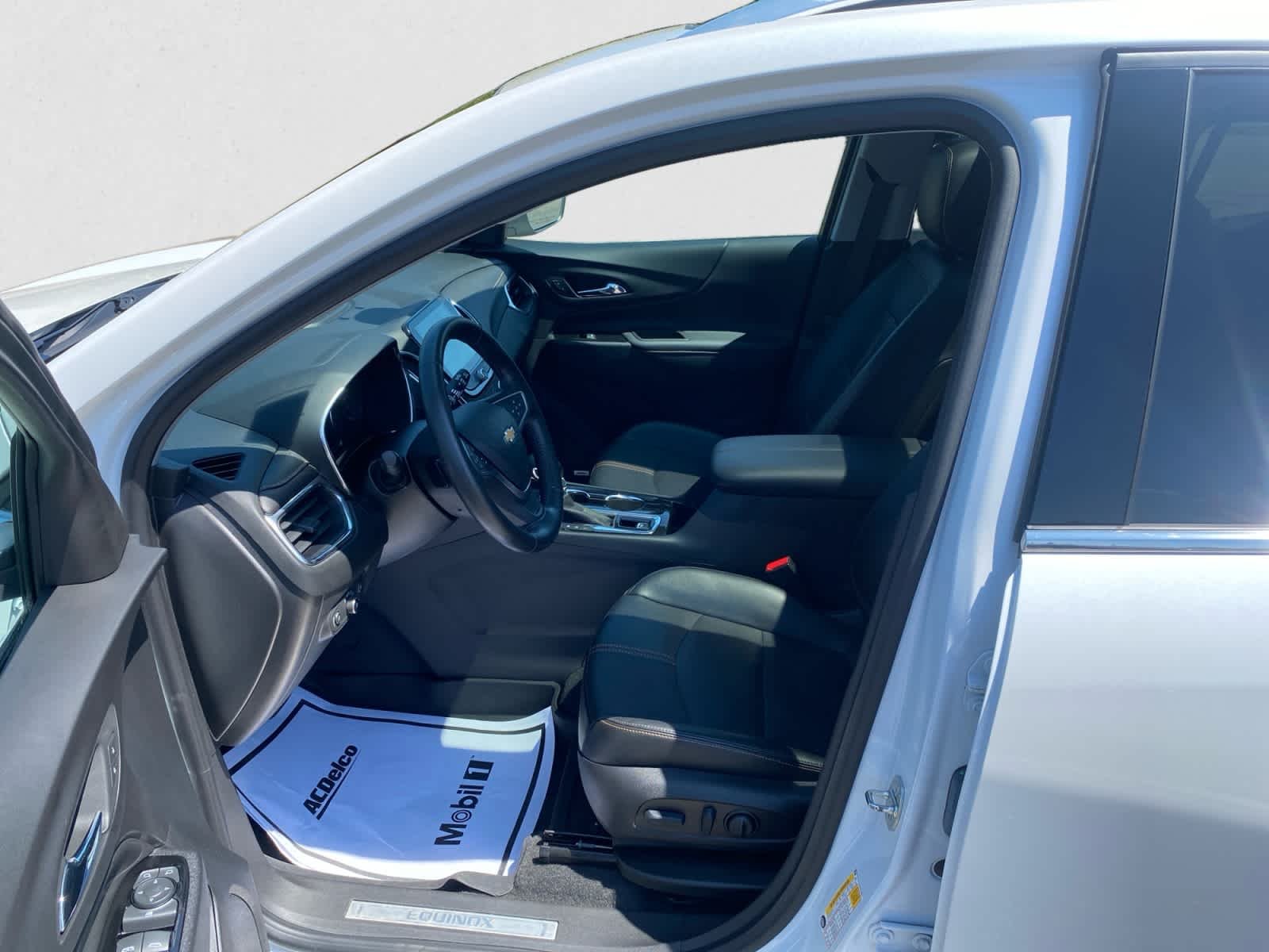 Used 2022 Iridescent Pearl Tricoat Chevrolet Premier image 13