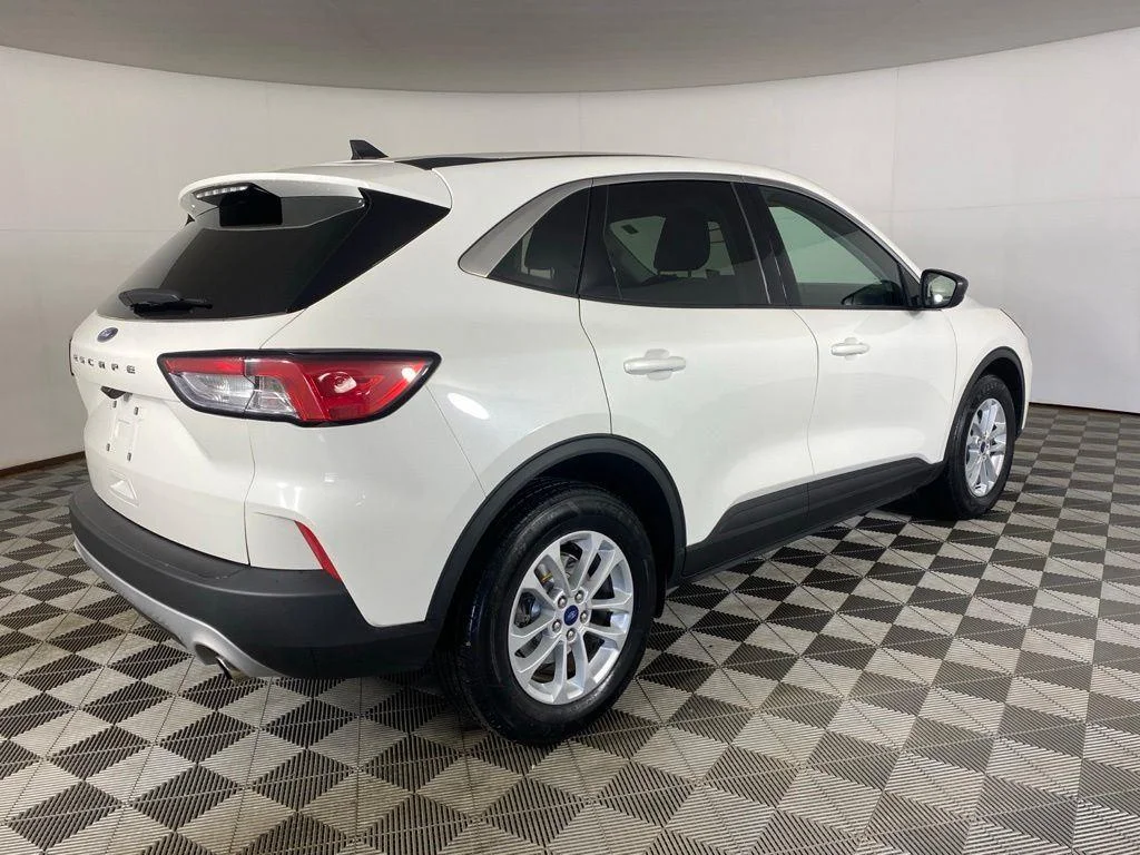 Used 2022 White Metallic Ford SE image 6
