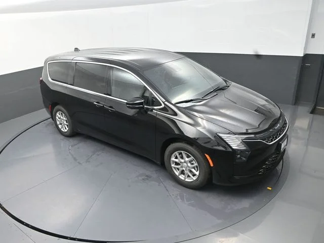 New 2027 Diamond Black Crystal Pearl-Coat Exterior Paint Chrysler Select image 11