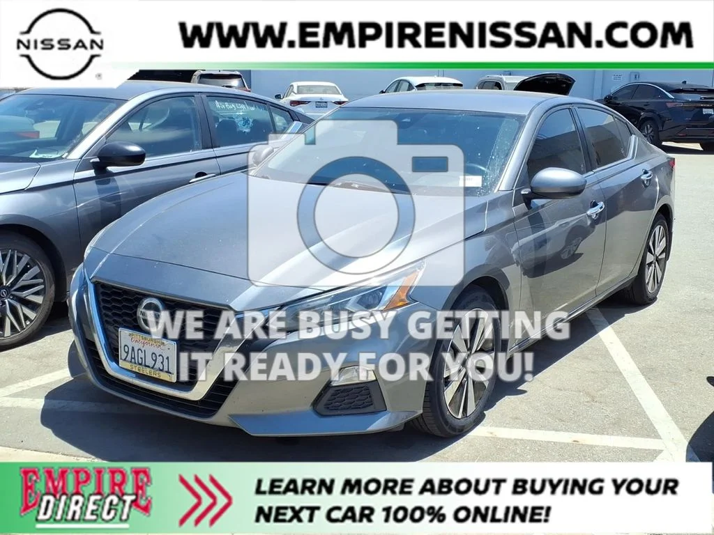 Used 2022 Gray Nissan 2.5 SV image 1