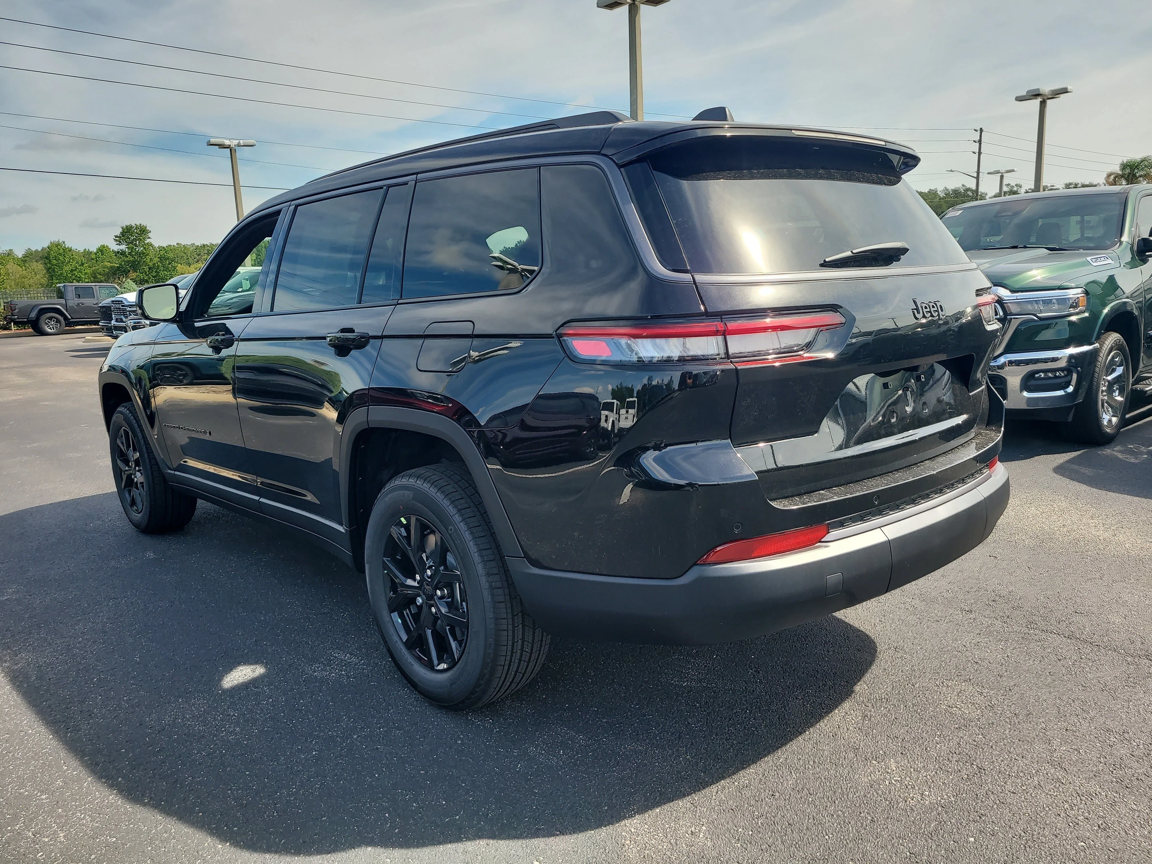 New 2026 Diamond Black Crystal Pearlcoat Jeep Laredo Altitude image 8