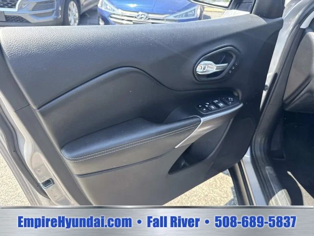 Used 2019 Silver Jeep Limited image 18