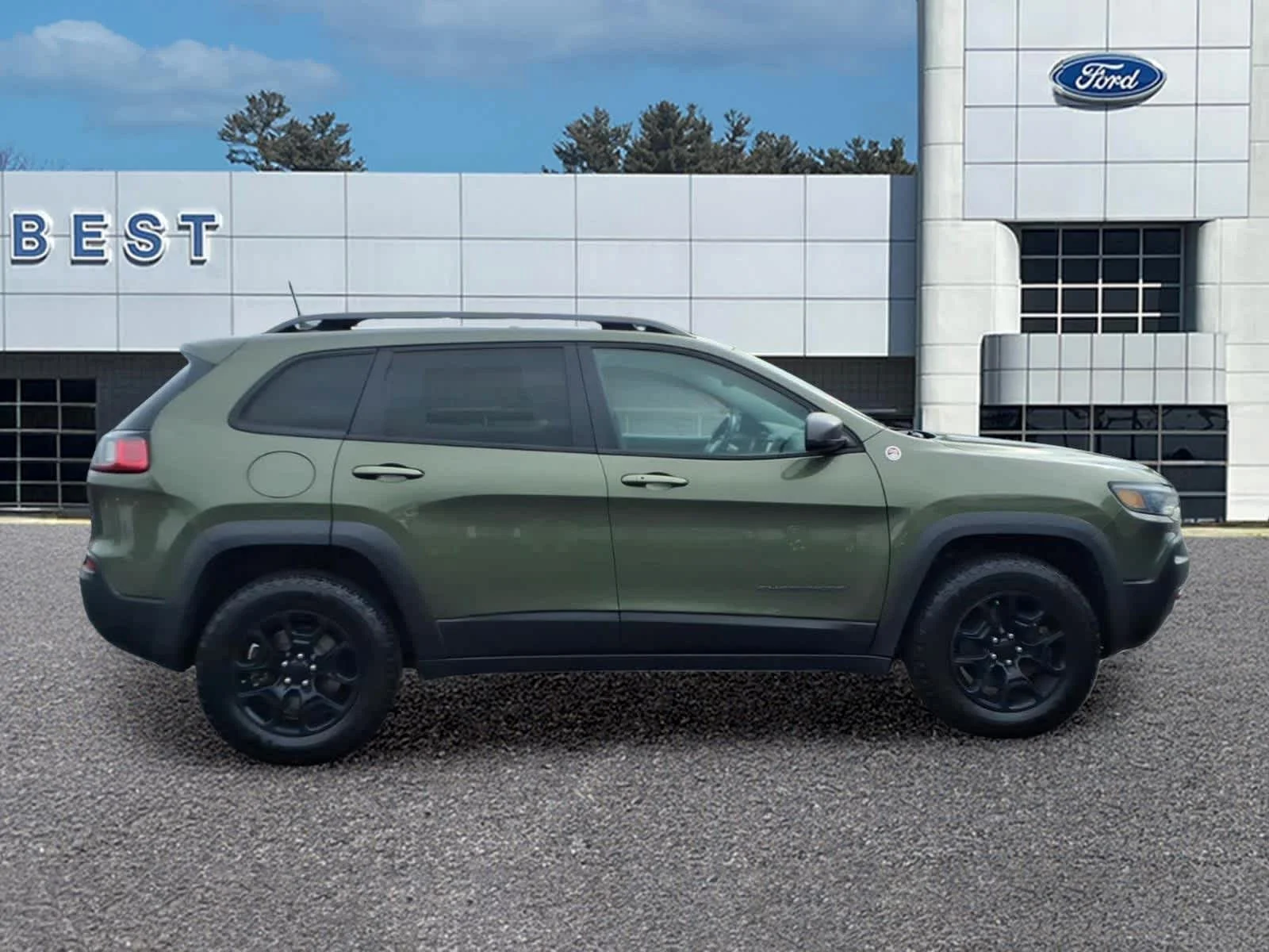 Used 2021 Olive Green Pearlcoat Jeep Trailhawk image 8