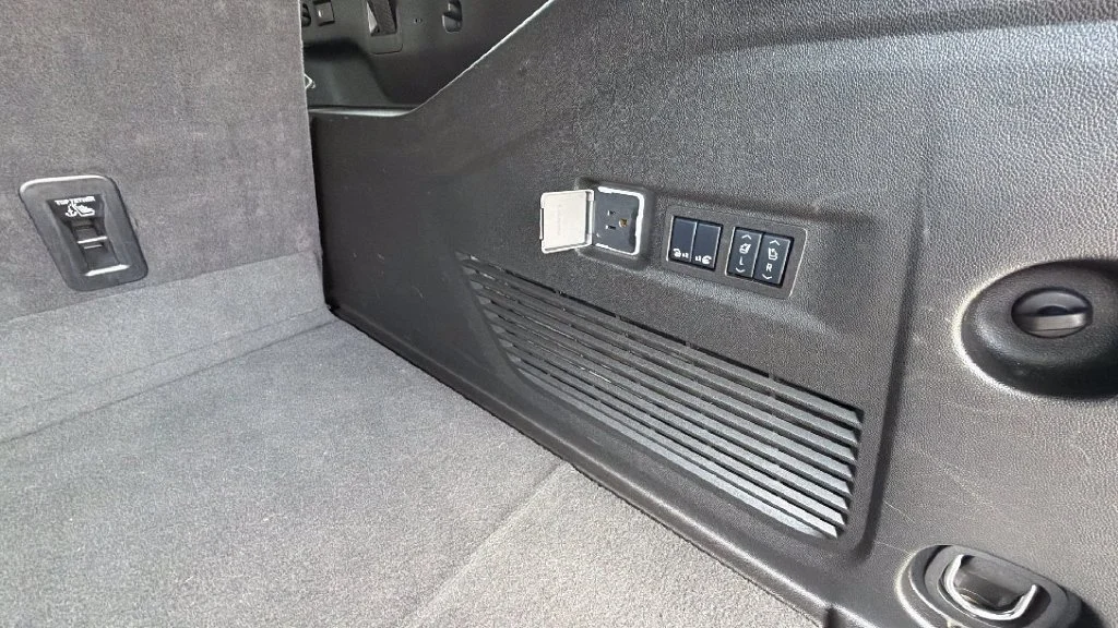 Used 2025 Dark Ash Metallic Chevrolet Premier image 31