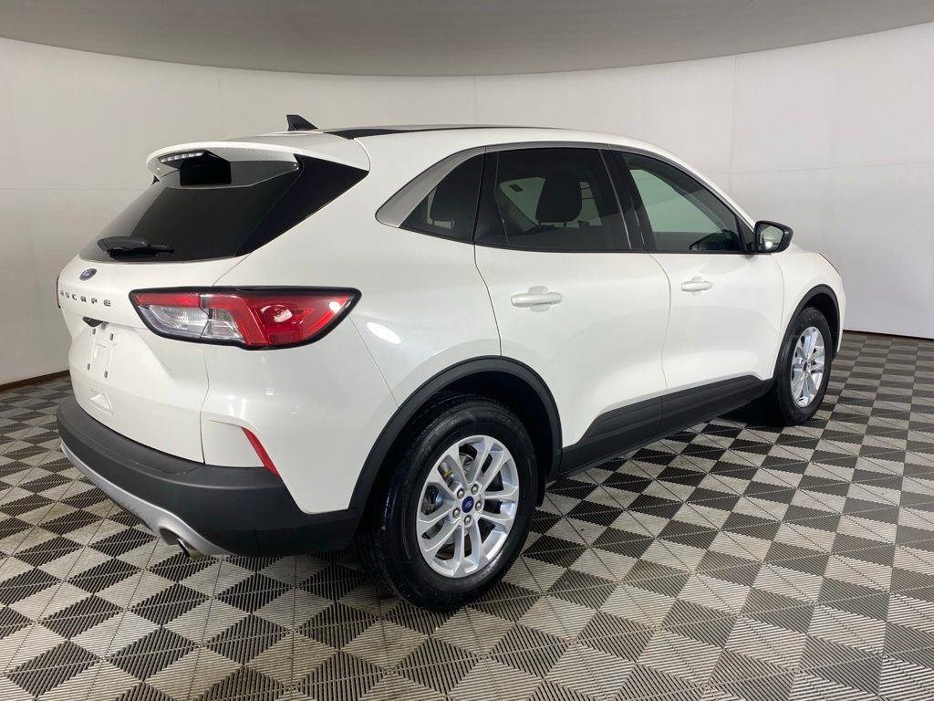 Used 2022 White Metallic Ford SE image 6