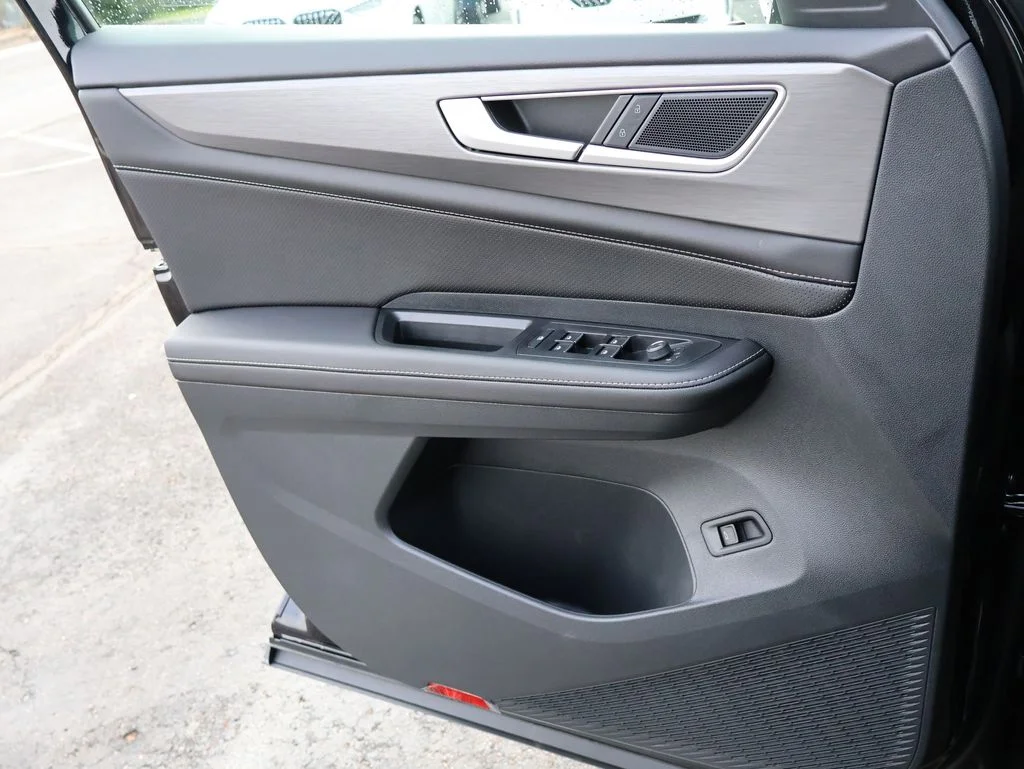 New 2026 Black Volkswagen 2.0T SE w/Technology image 39