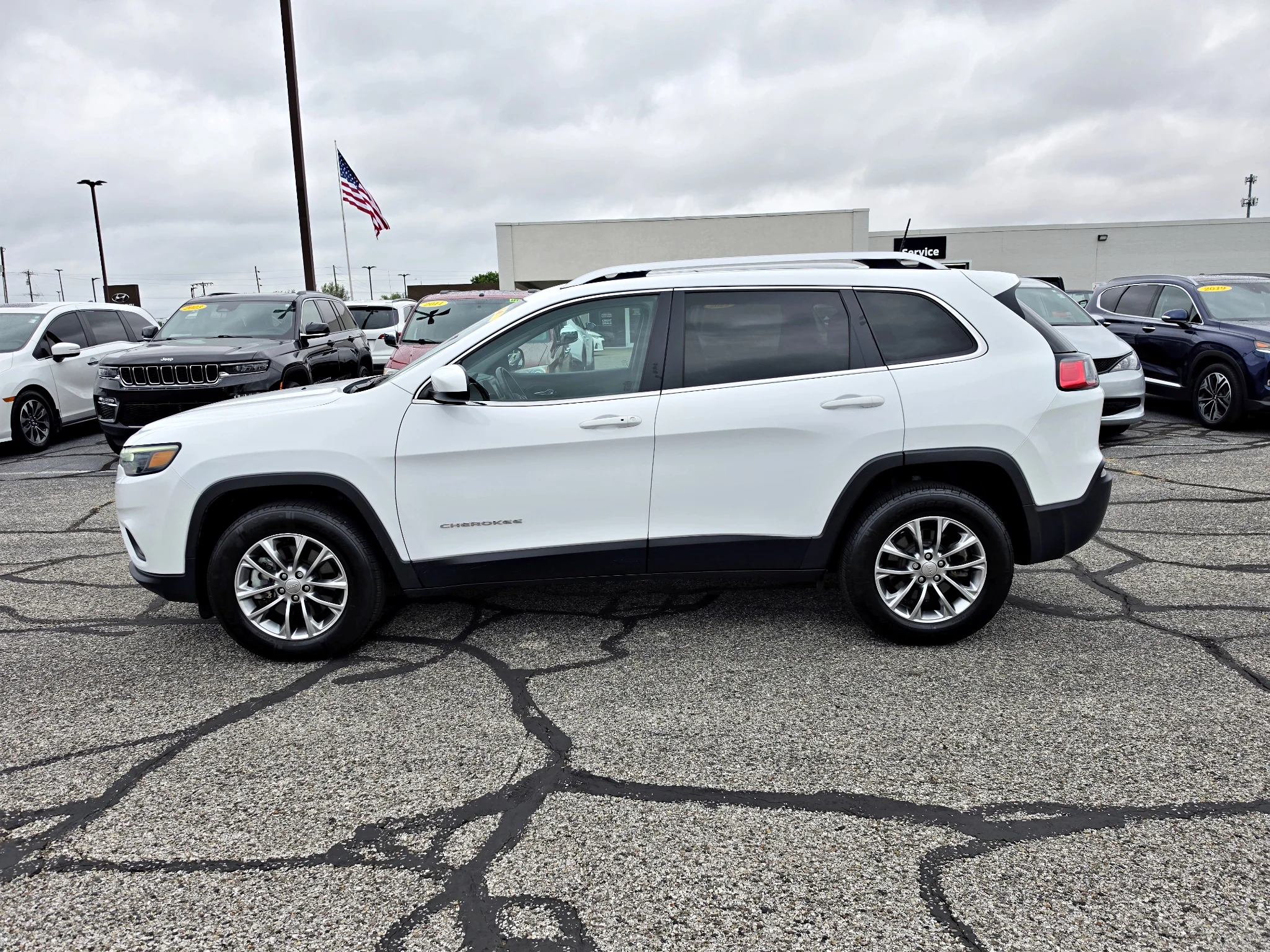Used 2019 Bright White Clearcoat Jeep Latitude Plus image 9