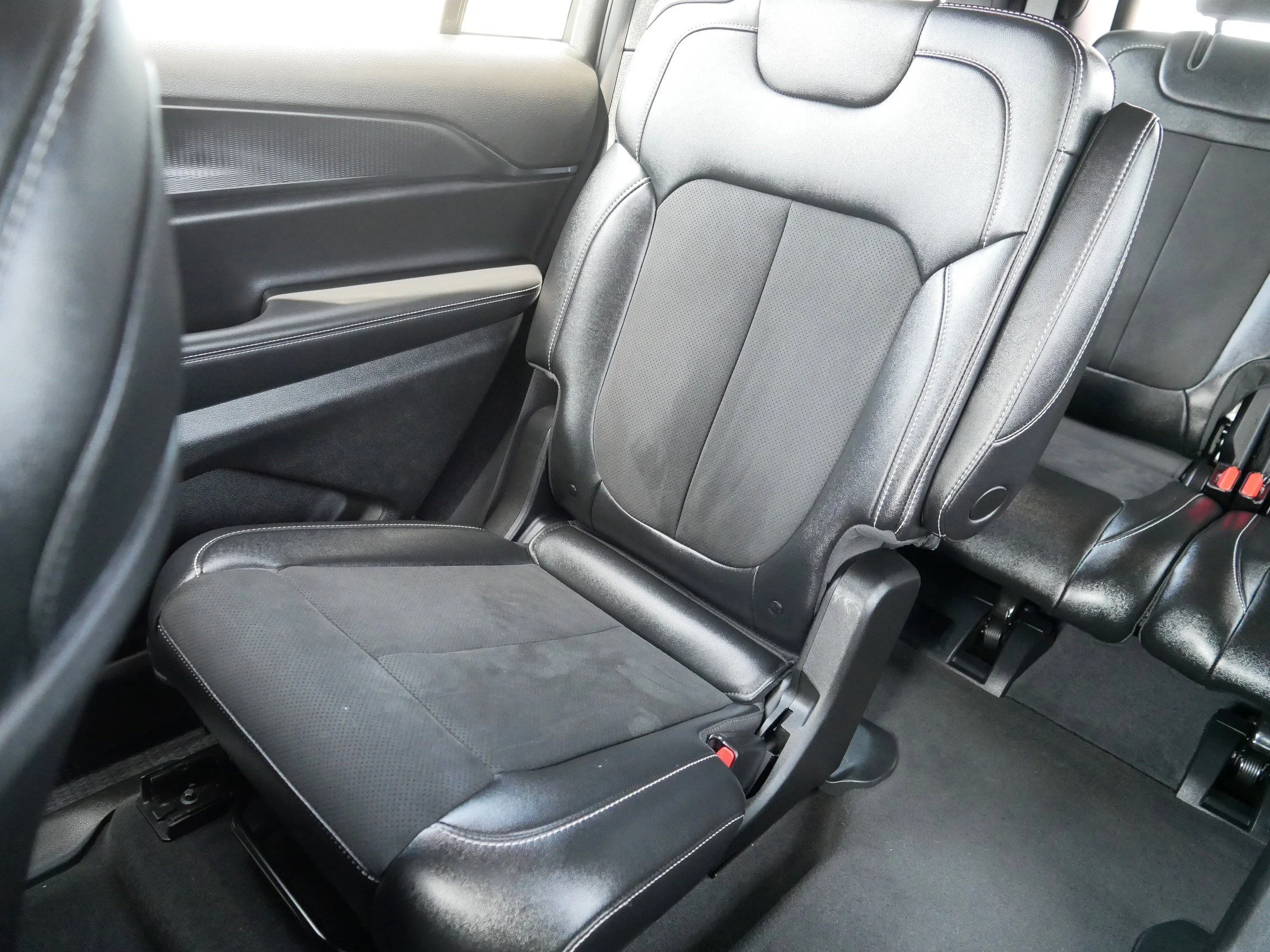 Used 2024 Diamond Black Crystal Pearlcoat Jeep Altitude X image 12
