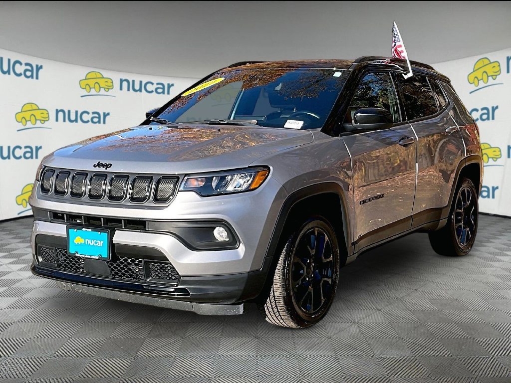 Used 2022 Silver Jeep Latitude image 3