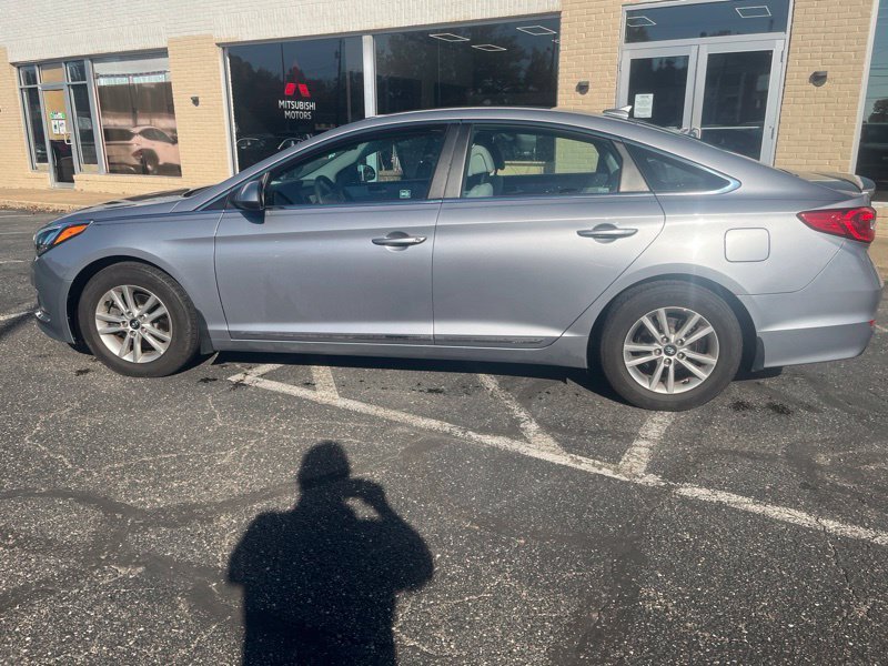 Used 2017 Gray Hyundai SE image 8