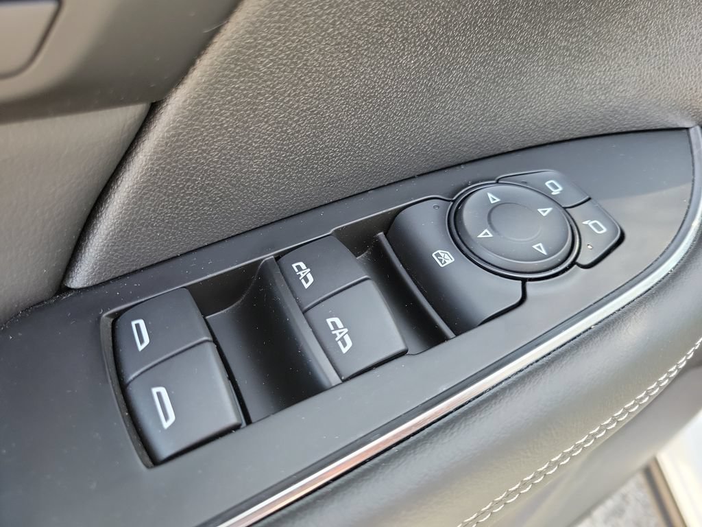 Used 2023 Summit White Buick Essence image 16