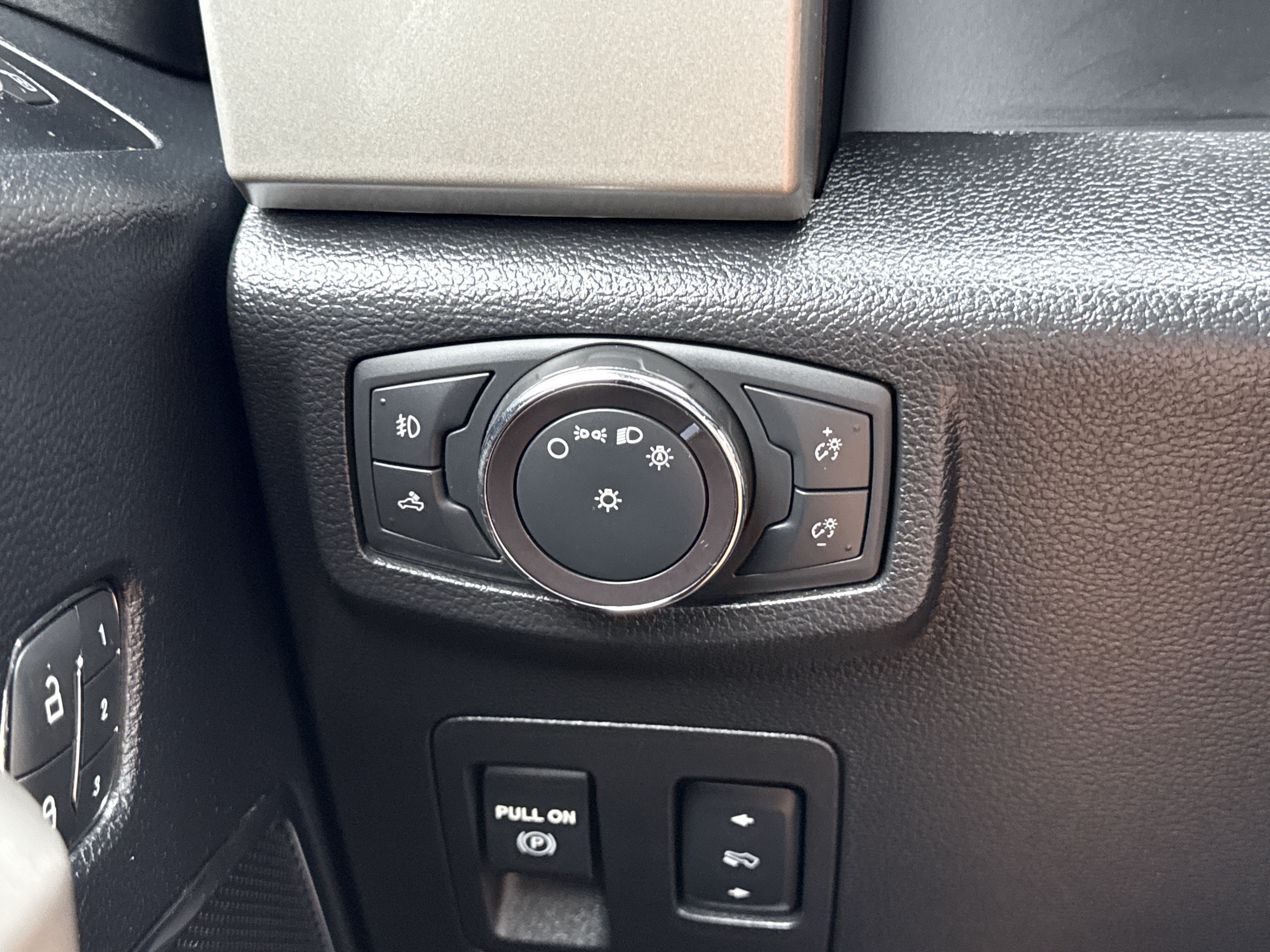 Used 2019 Agate Black Metallic Ford LARIAT image 18