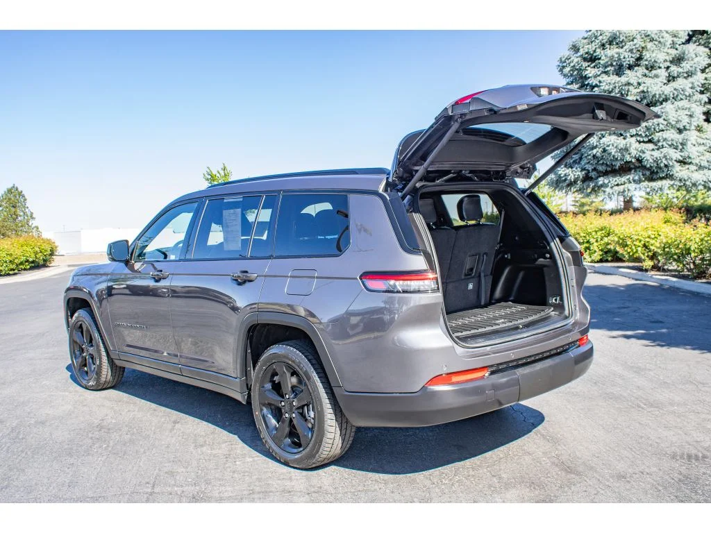 Used 2023 Baltic Gray Metallic Clearcoat Jeep Altitude image 9