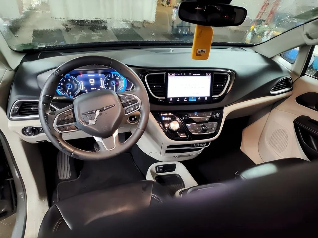 Used 2023 Ceramic Gray Clearcoat Chrysler Touring L image 8