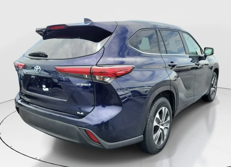 Used 2023  Toyota XLE image 9