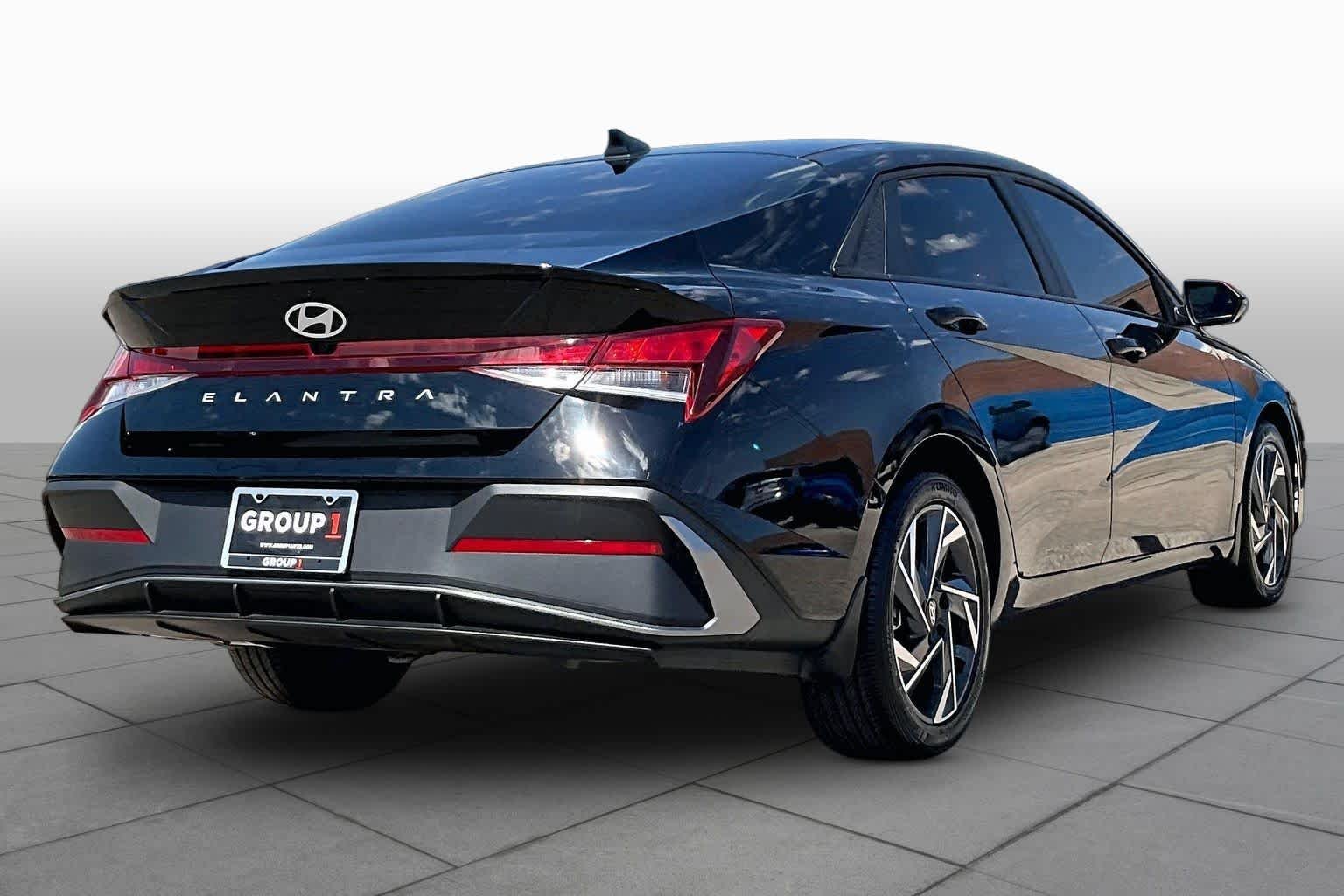 Used 2025 Abyss Black Hyundai SEL Sport image 12