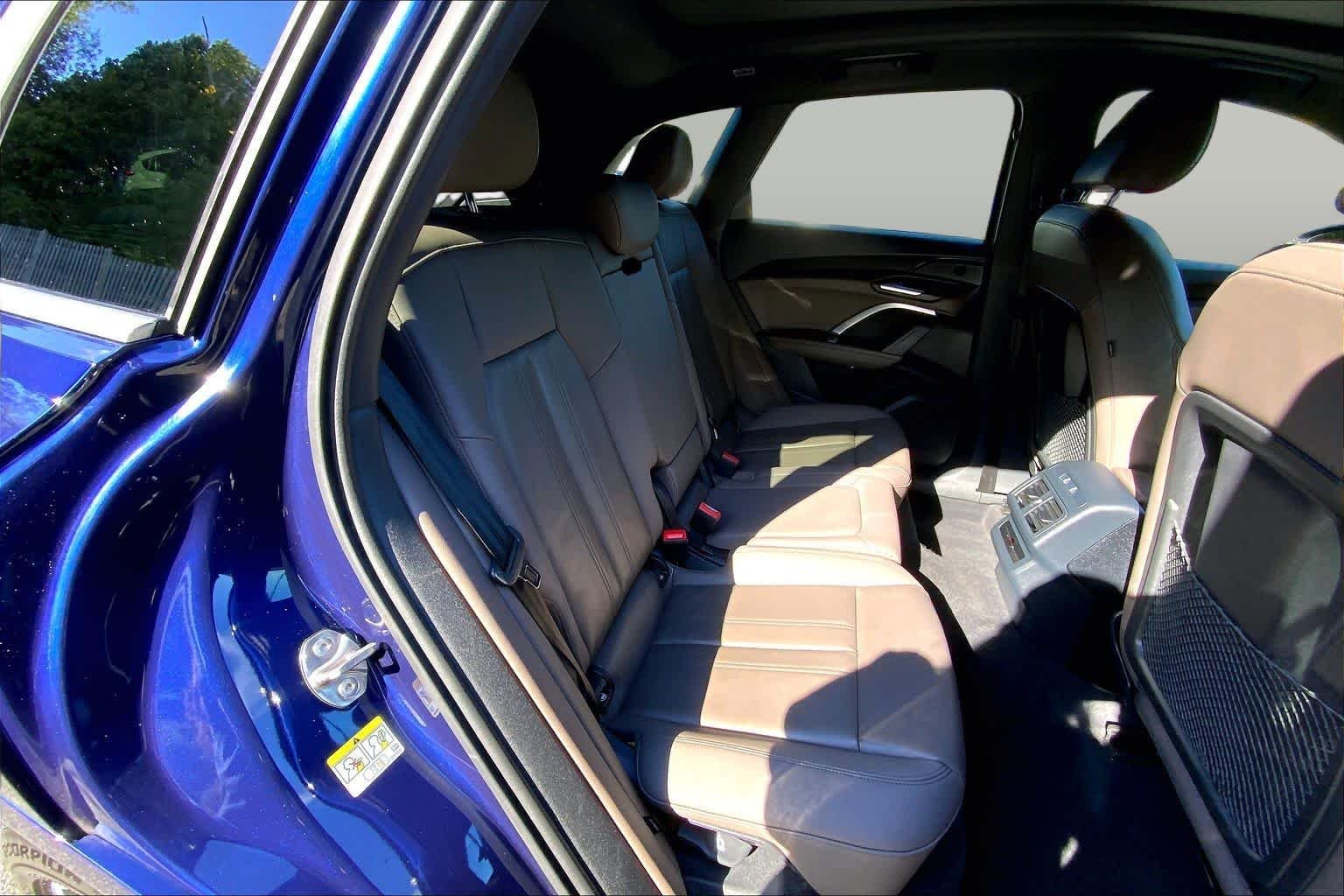 Used 2025 Navarra Blue Metallic Audi Premium image 20