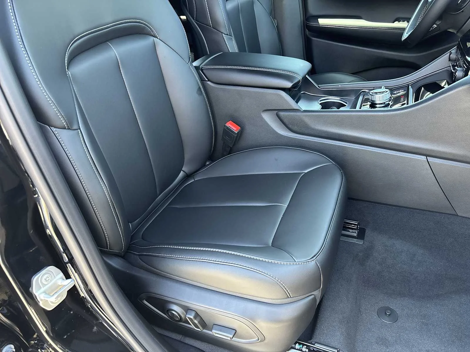 Used 2025 Diamond Black Crystal Pearlcoat Jeep  image 18