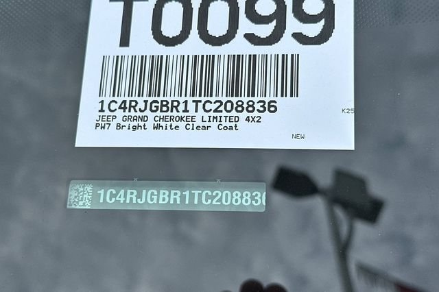 New 2026 Bright White Clear-Coat Exterior Paint Jeep Limited image 28