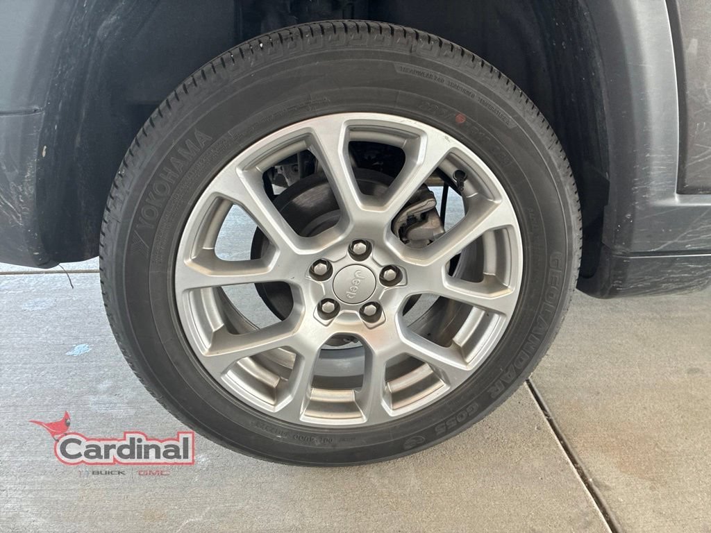 Used 2024 Gray Jeep Latitude Lux image 17