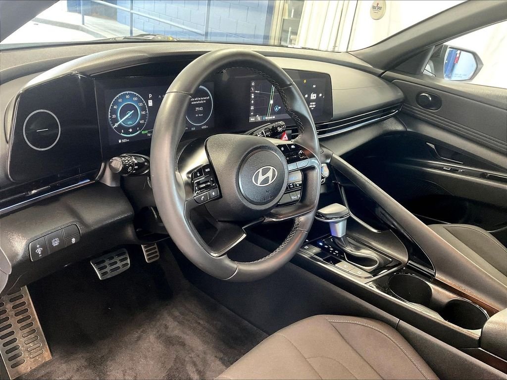 Used 2025 White Hyundai SEL Sport image 8
