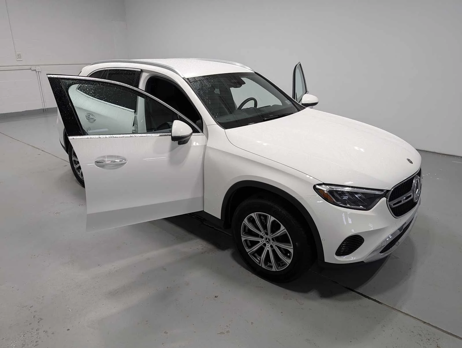 Used 2024 Polar White Mercedes-Benz GLC 300 image 16