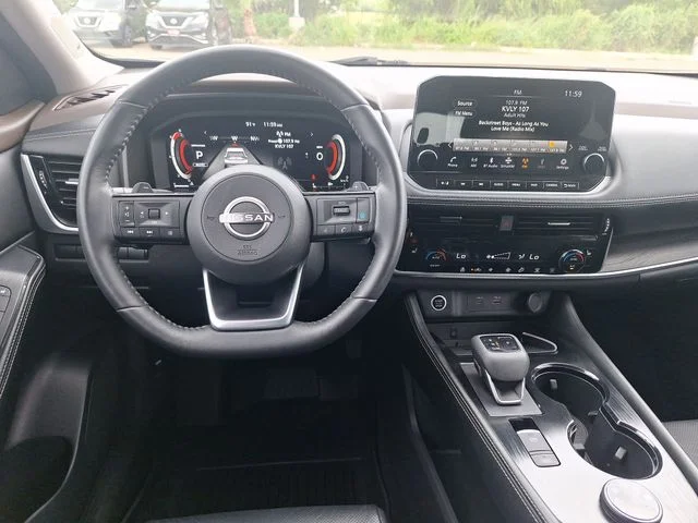 Used 2023 White Nissan Platinum image 13