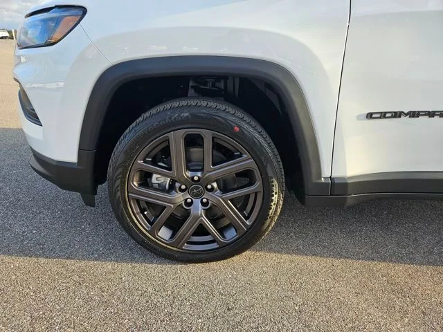 New 2026 Bright White Clearcoat Jeep Latitude image 27