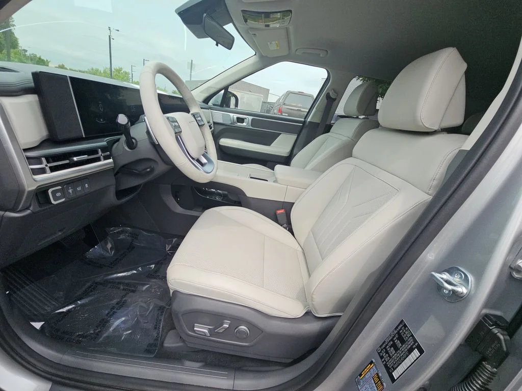Used 2025 Silver Hyundai SEL image 15