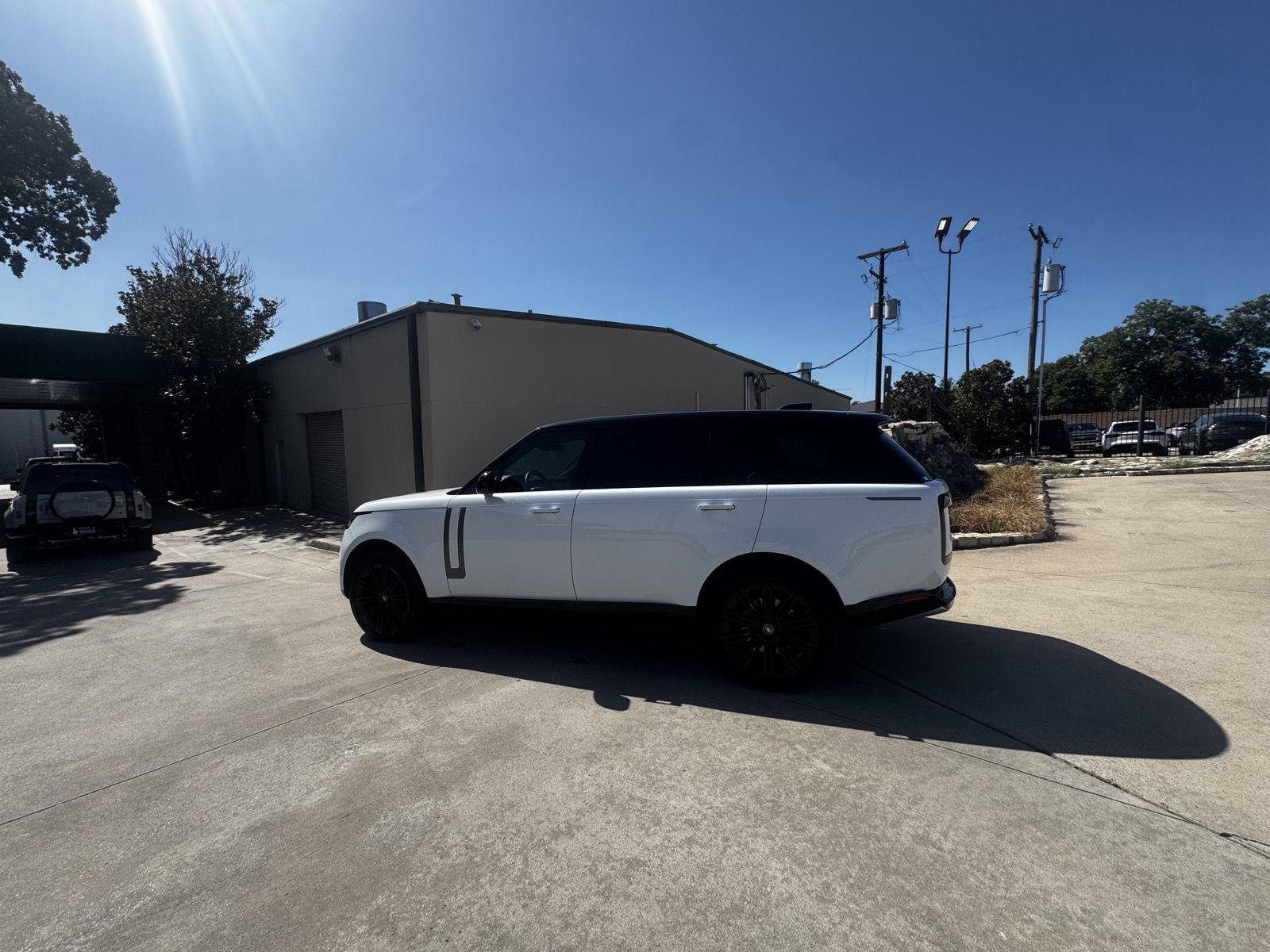 Used 2024 White Land Rover SE image 2
