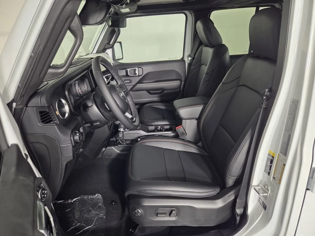 New 2026 Bright White Clear-Coat Exterior Paint Jeep Sahara image 8