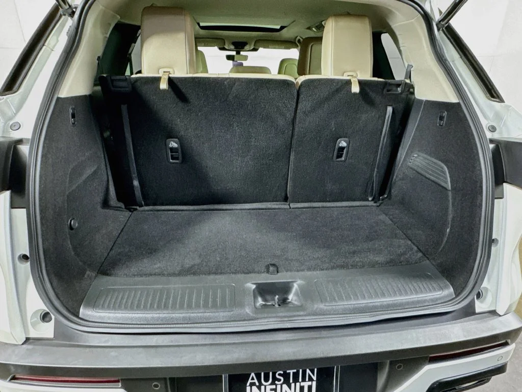 Certified Used 2024 White INFINITI LUXE image 35