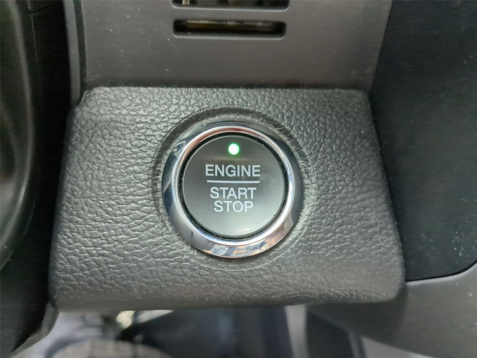 Used 2019 White Platinum Metallic Tri-Coat Ford Platinum image 27