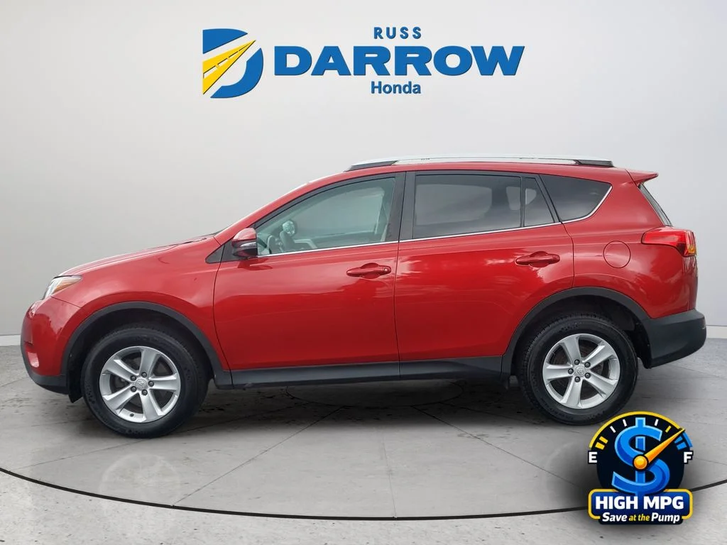 Used 2014 Red Toyota XLE image 2