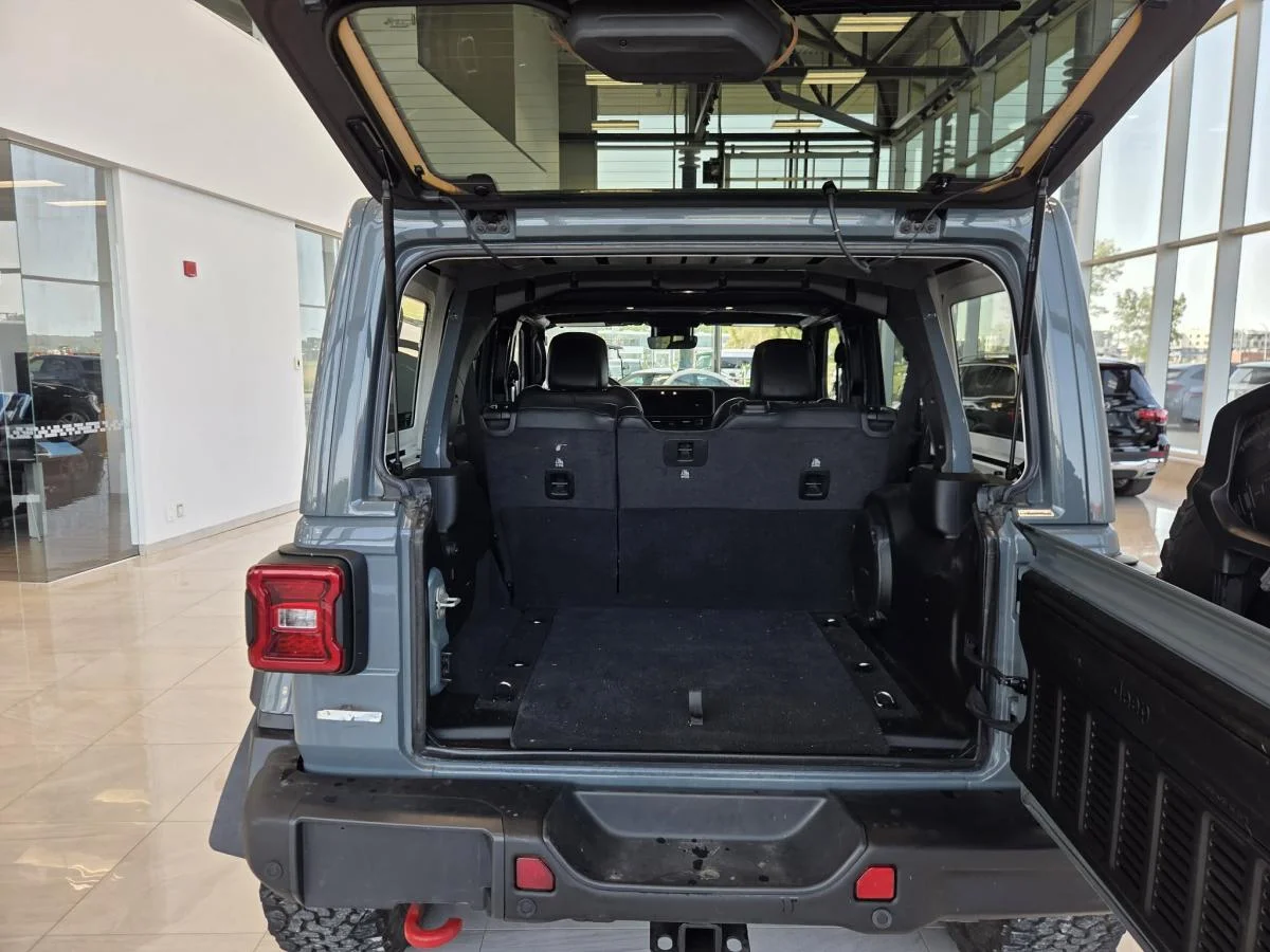 Used 2024 Silver Jeep Rubicon X 4 portes 4x4 TOIT DUR CUIR SIEGES ET VOLANTS CHAUFFANTS CAMÉRA AIR BLUETOOTH image 5