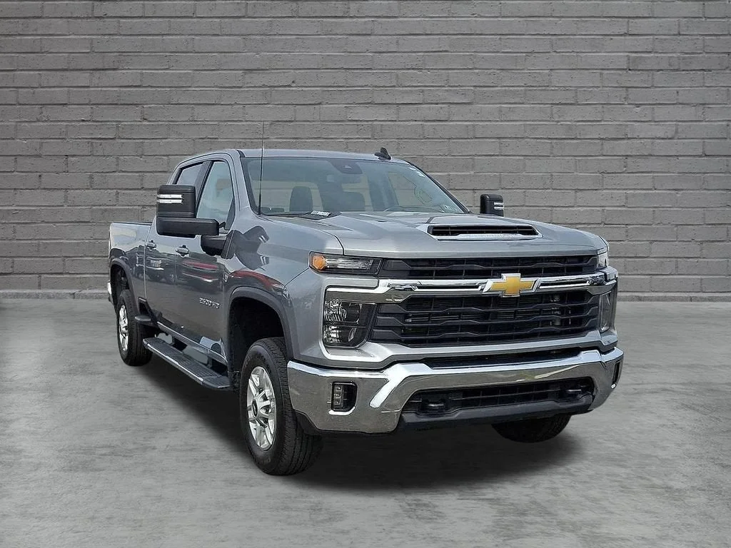 Used 2025 Sterling Gray Metallic Chevrolet LT image 35