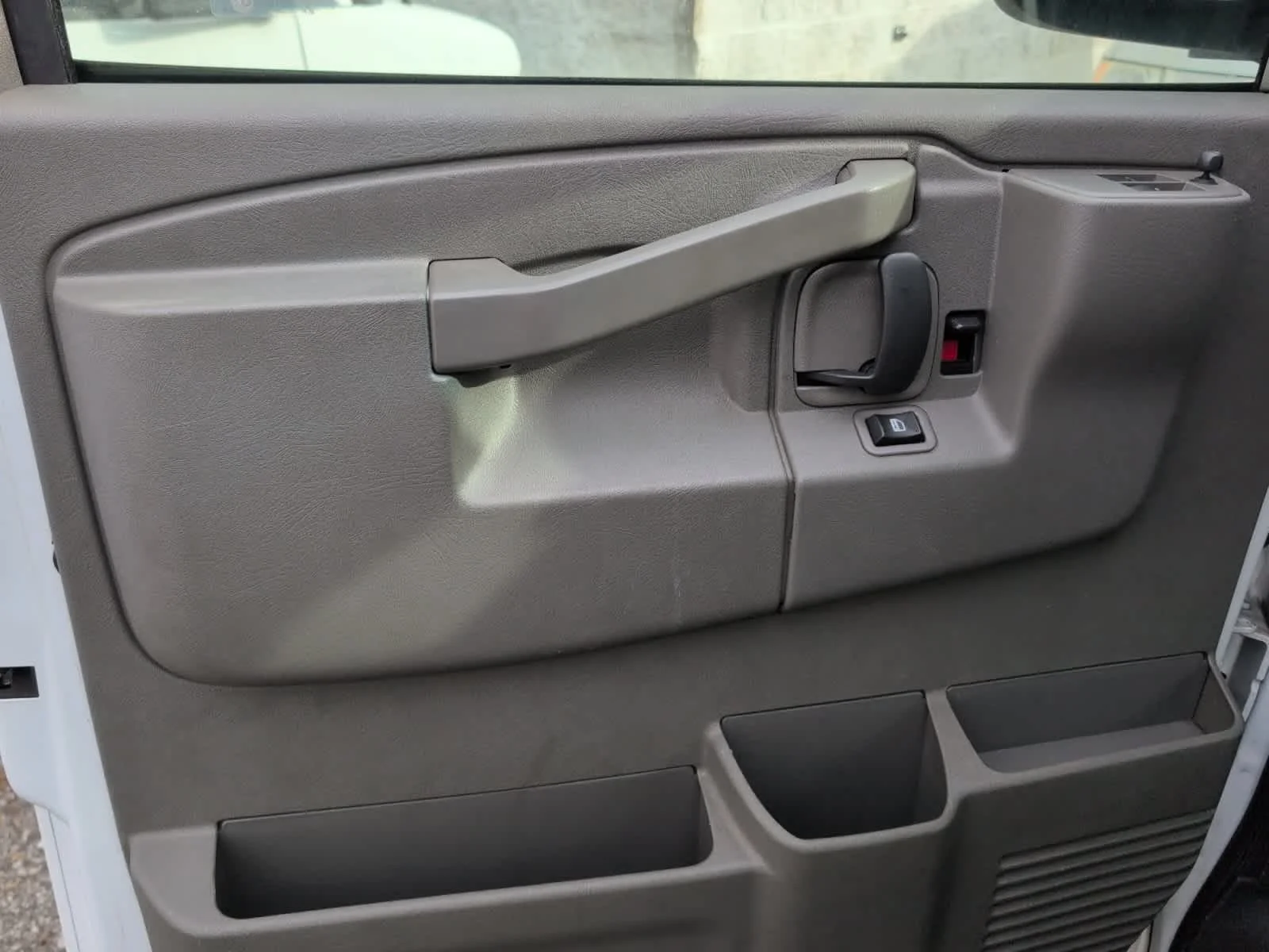 Used 2023 Summit White GMC  image 12