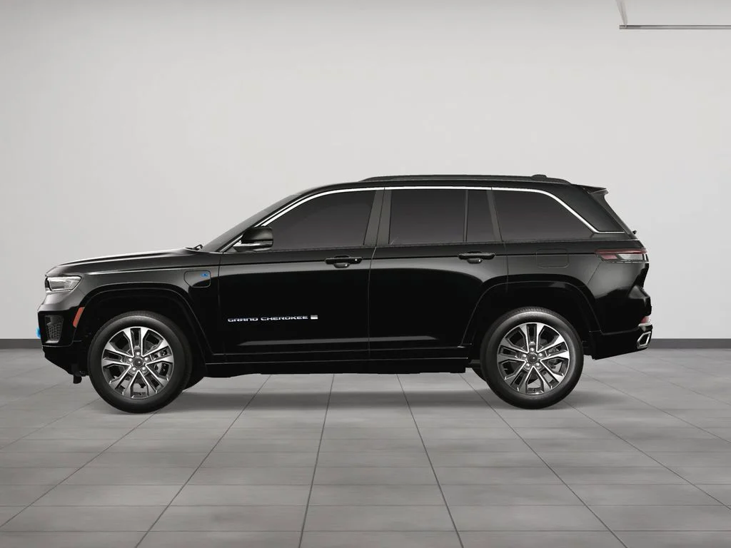 New 2024 Diamond Black Crystal Pearl-Coat Exterior Paint Jeep Overland 4xe image 3