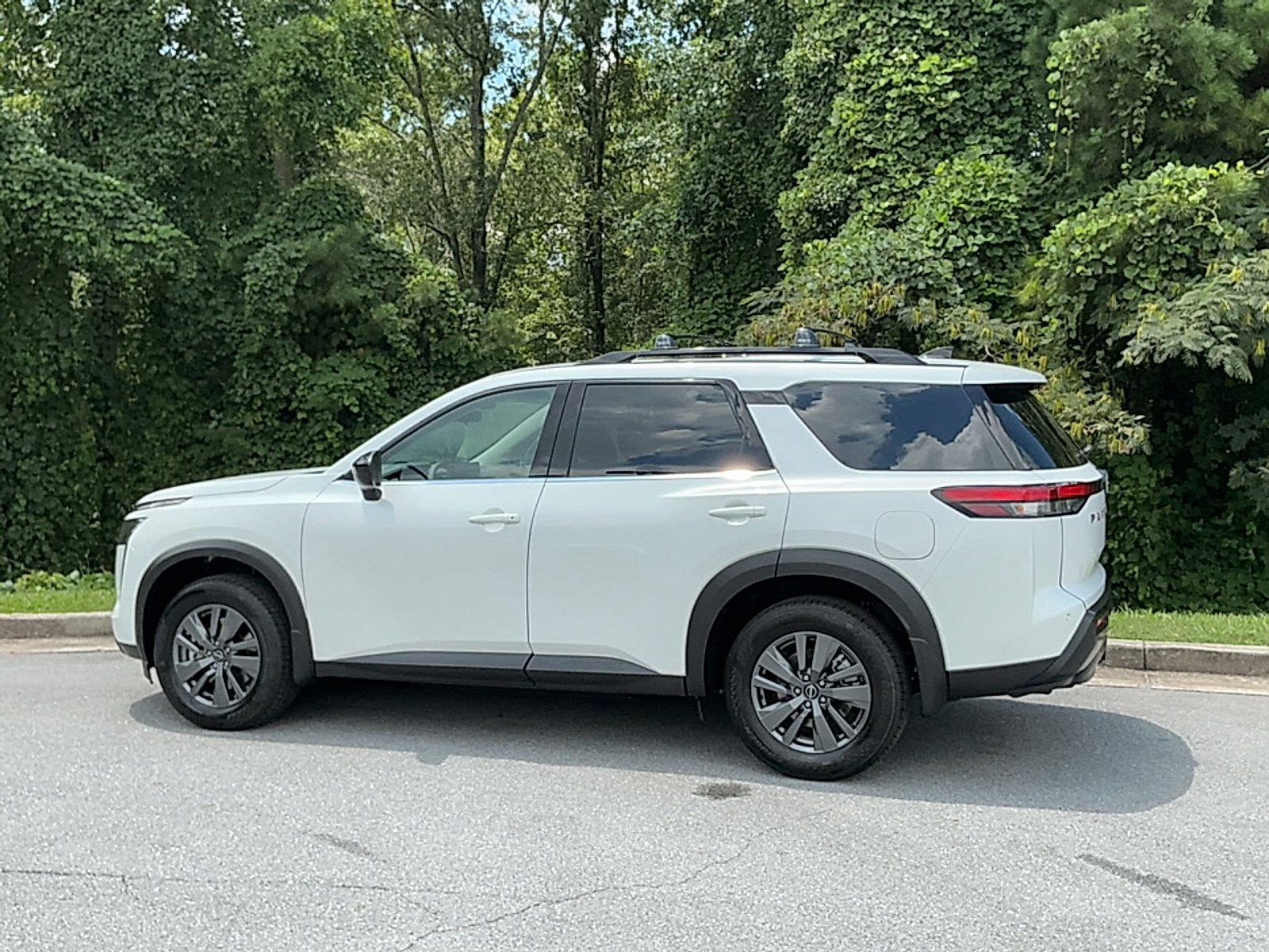 New 2026 Everest White Pearl Tricoat Nissan SV image 3